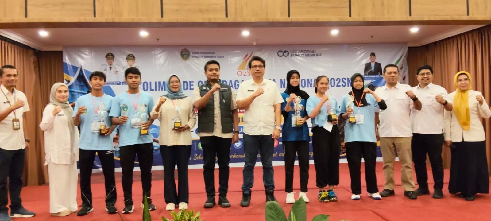TERBANG TINGGI MENUJU NASIONAL! Siswa SMA Harapan 3 Raih Gelar Juara Badminton Putri O2SN Tingkat Provinsi