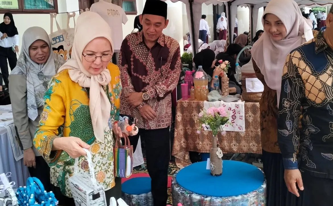 Prosesi Pemotongan Kue oleh Ketua Yayasan