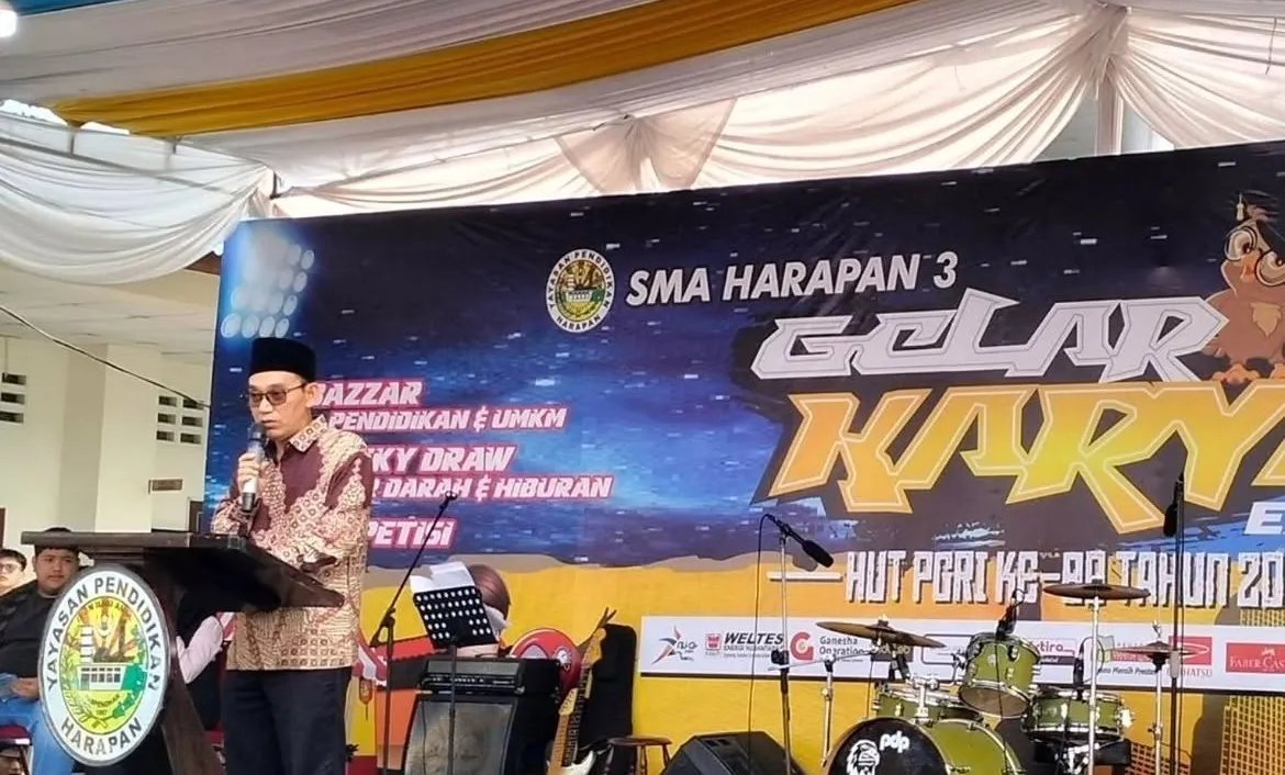 Kata Sambutan oleh Kepala SMA Harapan 3