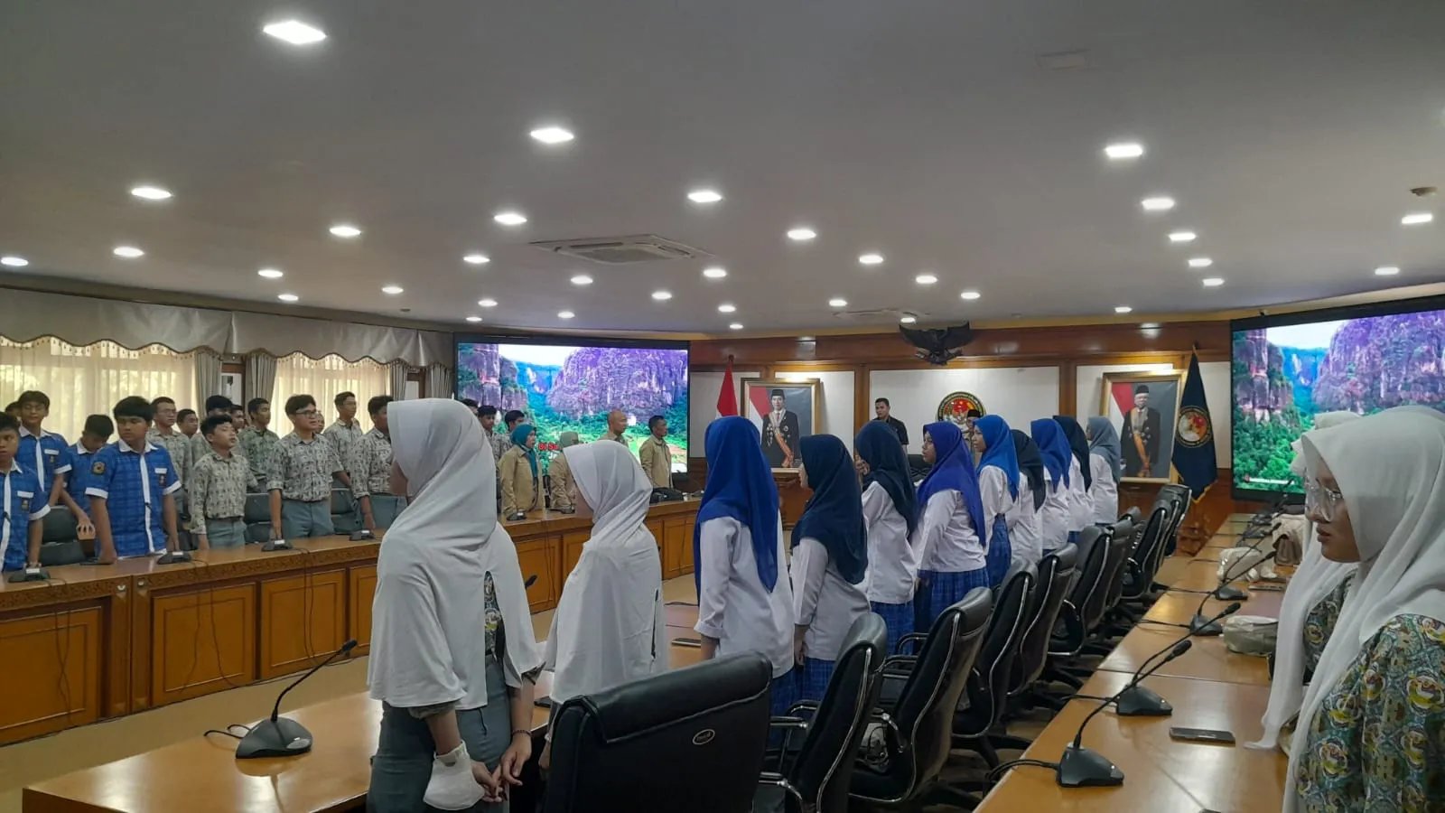 Kunjungan Siswa SMA Harapan 3 ke Institut Pertahanan