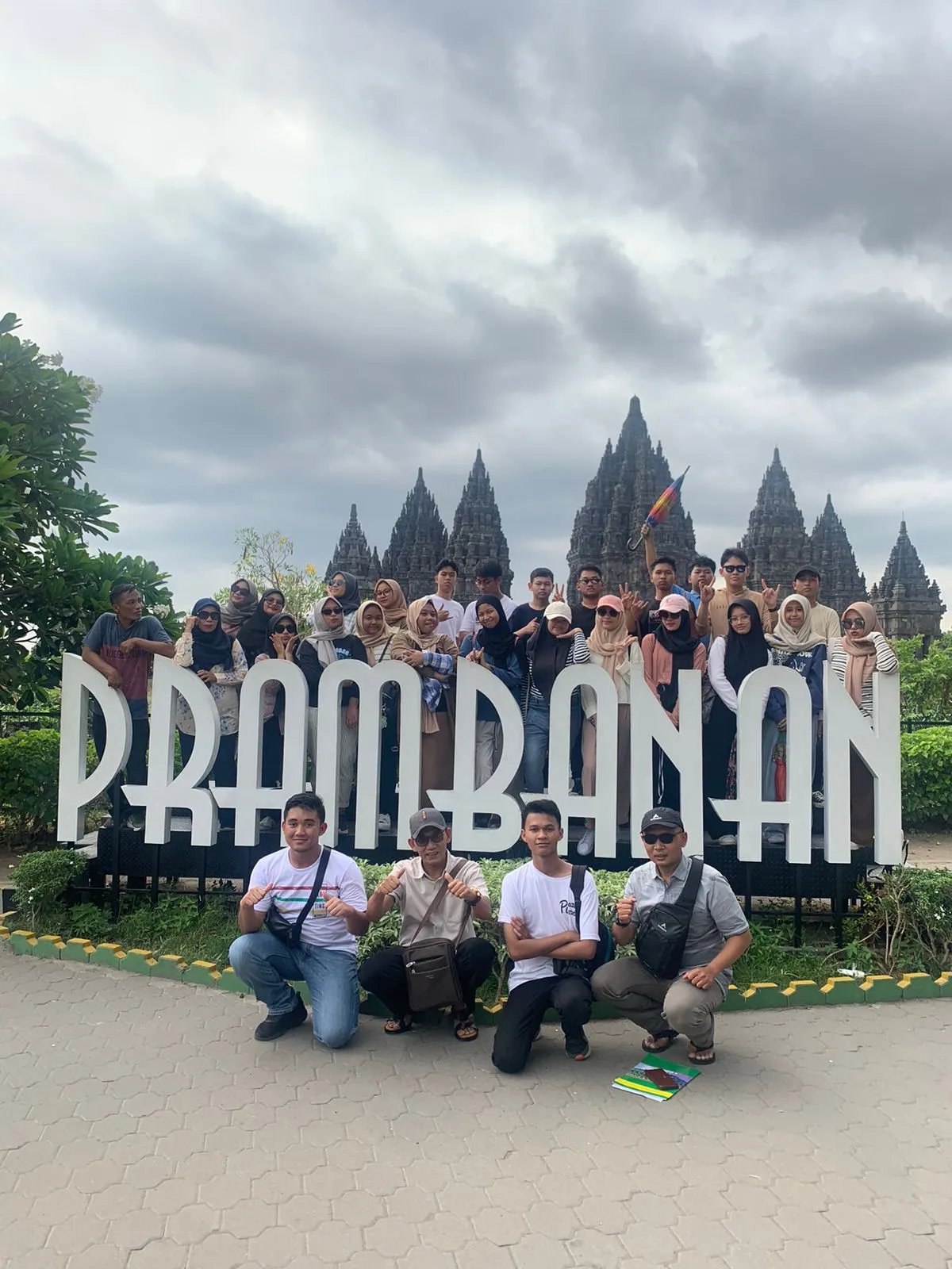 Kunjungan Siswa SMA Harapan 3 ke Candi Prambanan