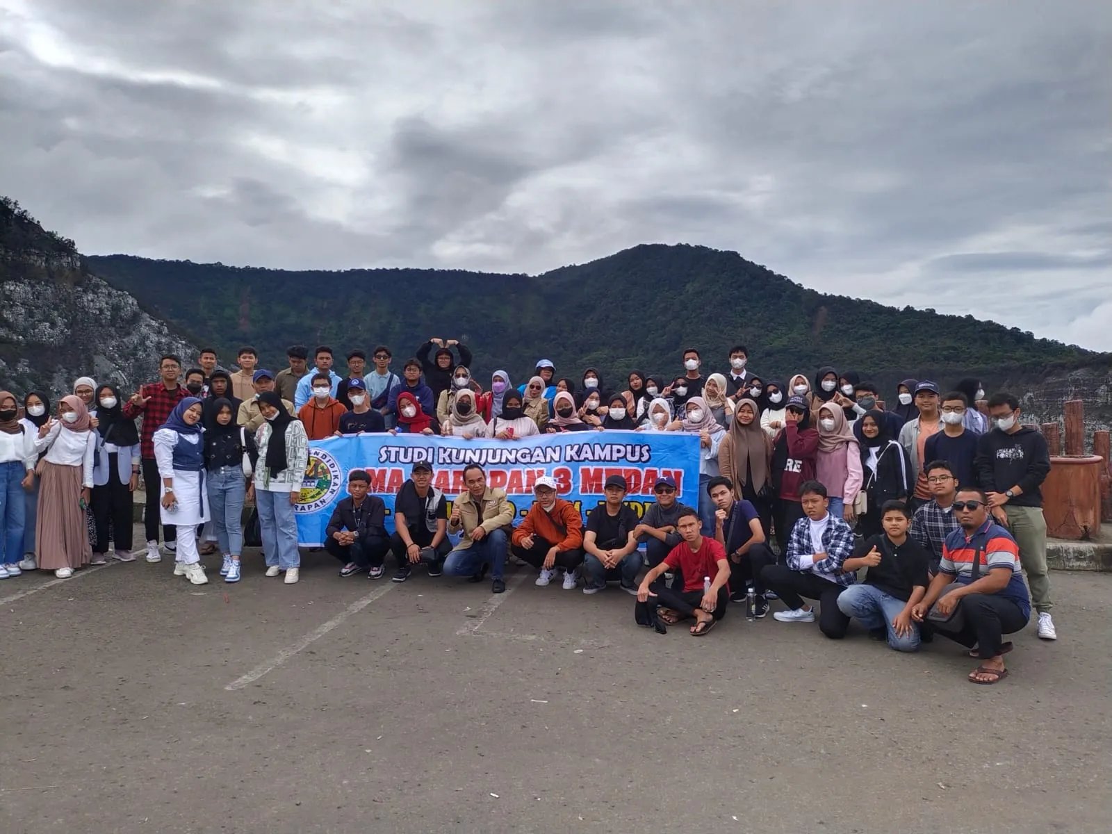 Kunjungan Siswa SMA Harapan 3 ke Gunung Tangkuban Parahu